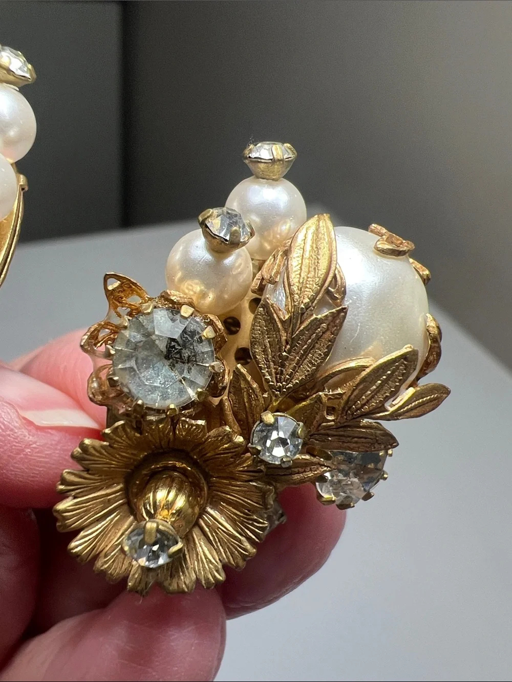 Elaborate Gold-Tone Pearl & Crystal Clip-On Earrings. Estate Vintage - Picture 4 of 14